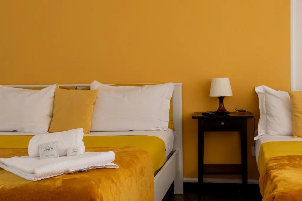 Double Room with Private Bathroom — Granello Suite Central