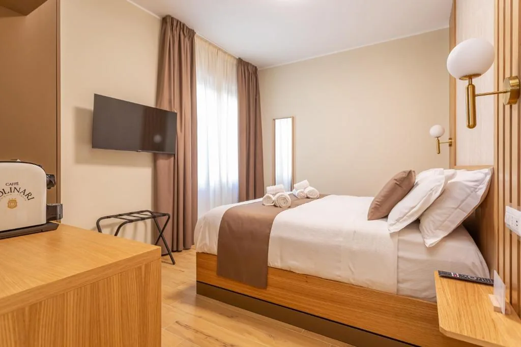 Camera Matrimoniale con Bagno Privato — Guest House Aura – Lumys Fiumicino