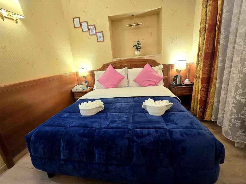 Camera Matrimoniale con Bagno Privato — Hotel Amadeus