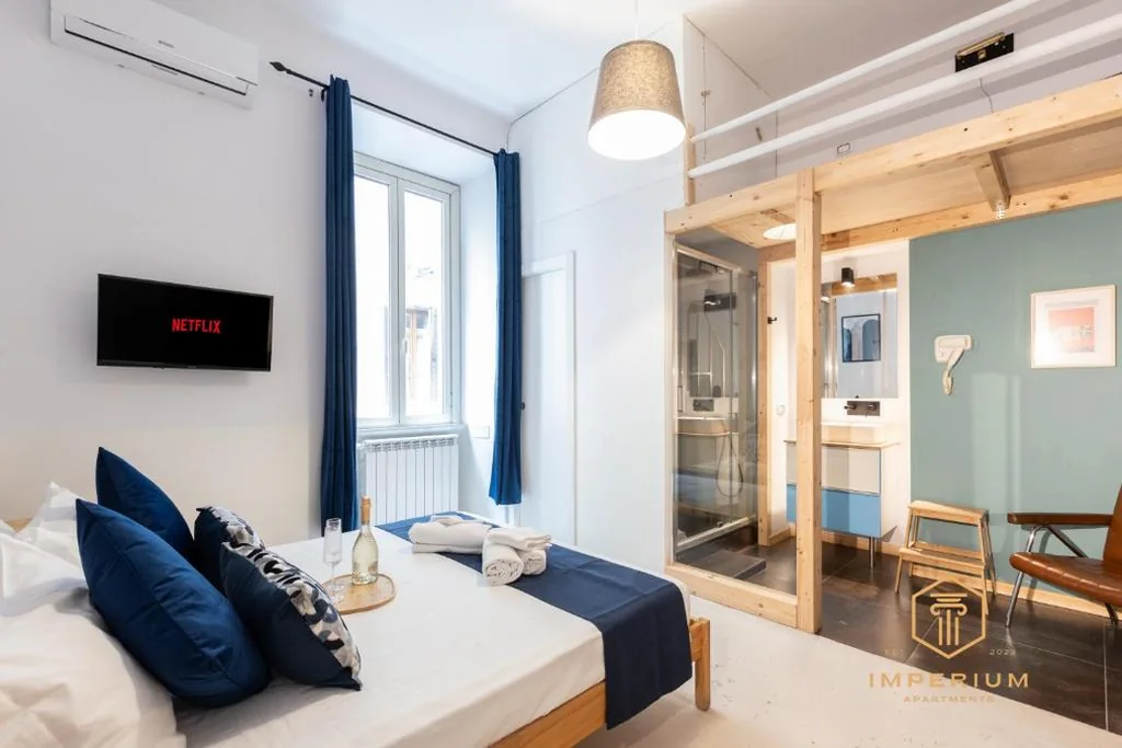 Camera Matrimoniale con Bagno Privato — Imperium Vittorio Central Guesthouse – 4 BDR, City Center, 100mt to train station, pvt bathrooms, A-C
