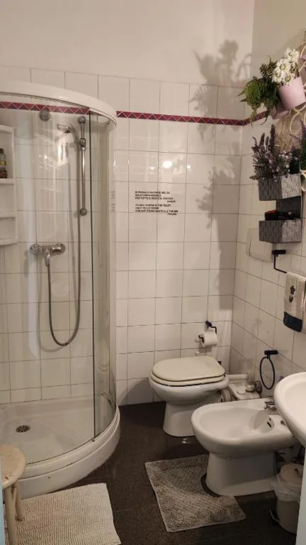 Camera Matrimoniale con Bagno Privato — In centro da Laura, Via Repubblica 49 BI
