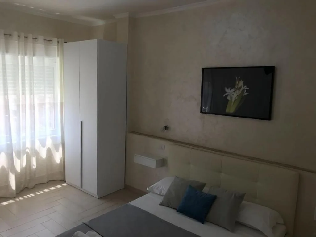 Double Room with Private Bathroom — Isabel