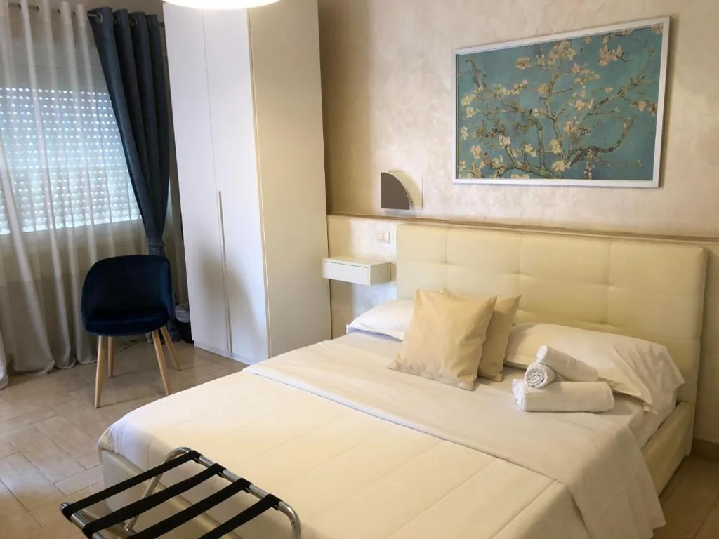 Double Room with Private Bathroom — Isabel
