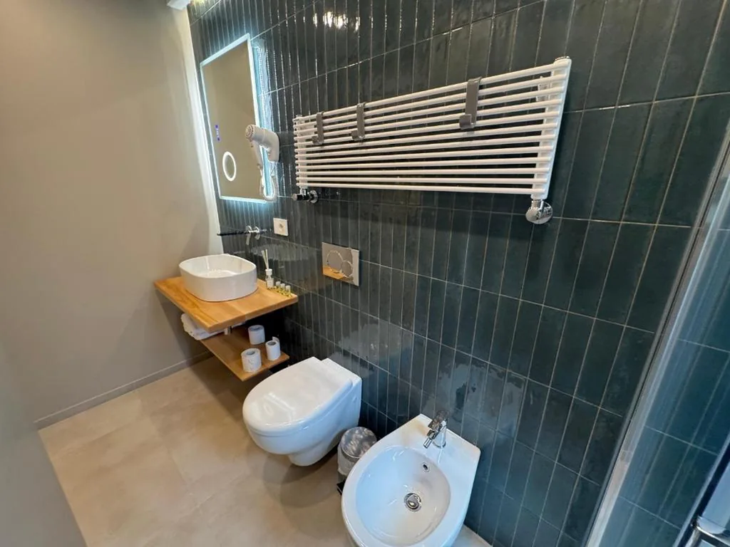 Camera Matrimoniale con Bagno Privato — J & R Guest House