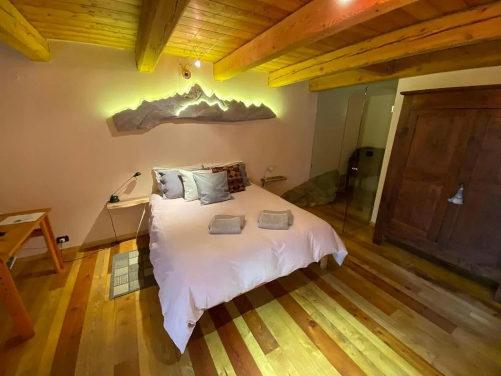 Camera Matrimoniale con Bagno Privato — L’Albero parlante- affittacamere del Bosco Incantato di Ostana con colazione inclusa