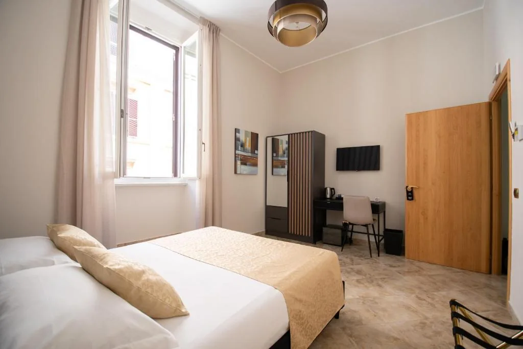 Camera Matrimoniale con Bagno Privato — Lifestyle and Suites
