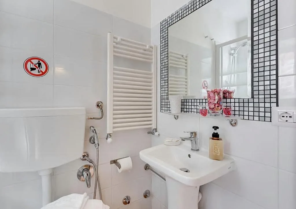 Double Room with Private Bathroom — Machiavelli Suites