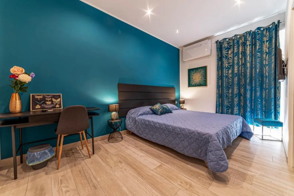 Double Room with Private Bathroom — Michelangelo Luxury Rooms – Colosseo – WiFi