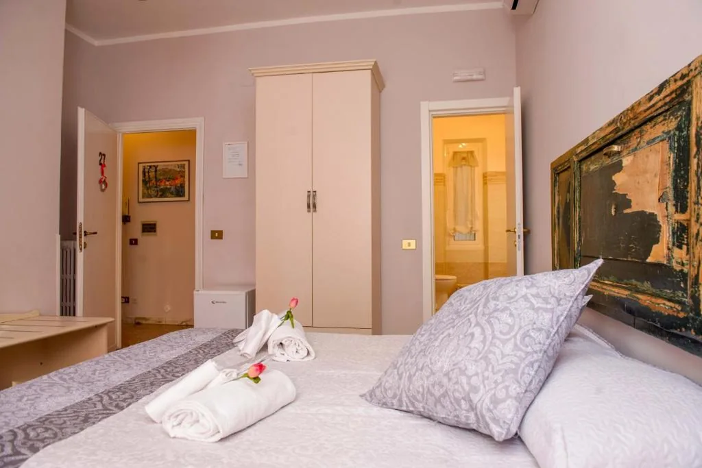 Double Room with Private Bathroom — Mondo Antico