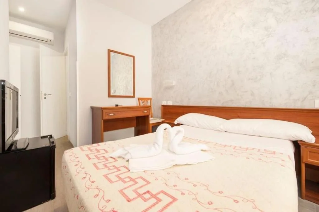 Double Room with Private Bathroom — Parri Silton