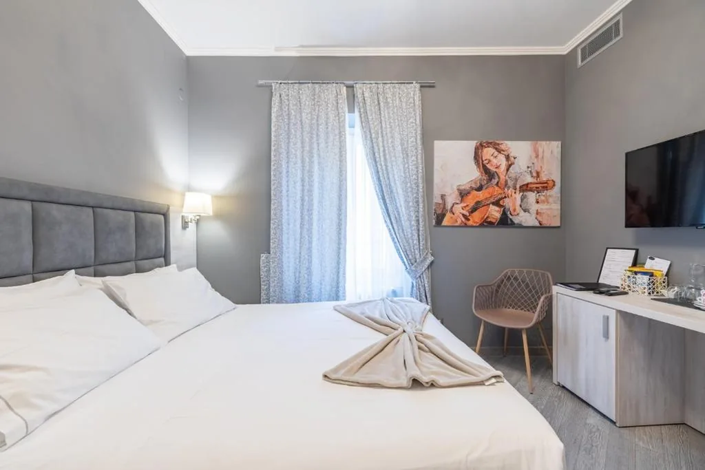 Camera Matrimoniale con Bagno Privato — PRIMA FILA Premium Guest House