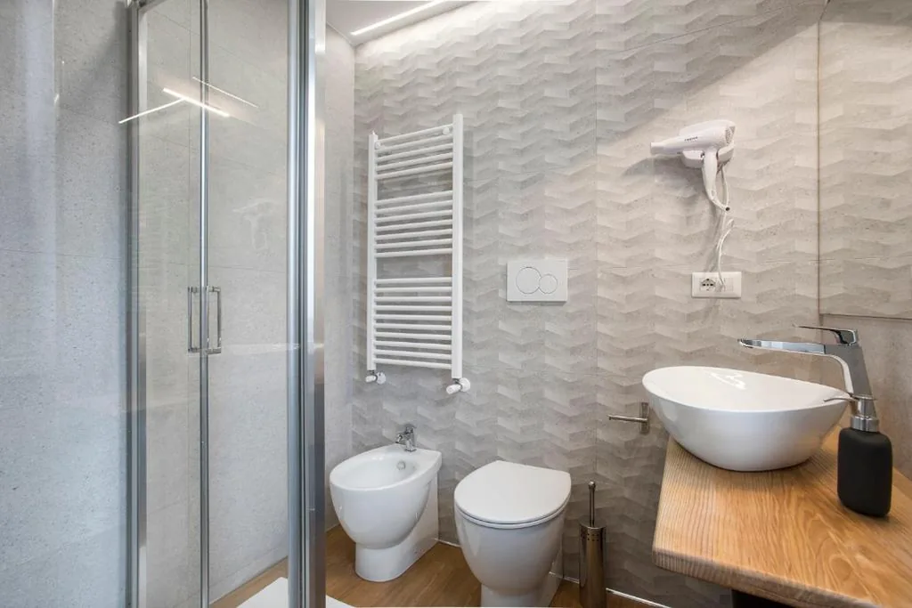 Double Room with Private Bathroom — Raven Color