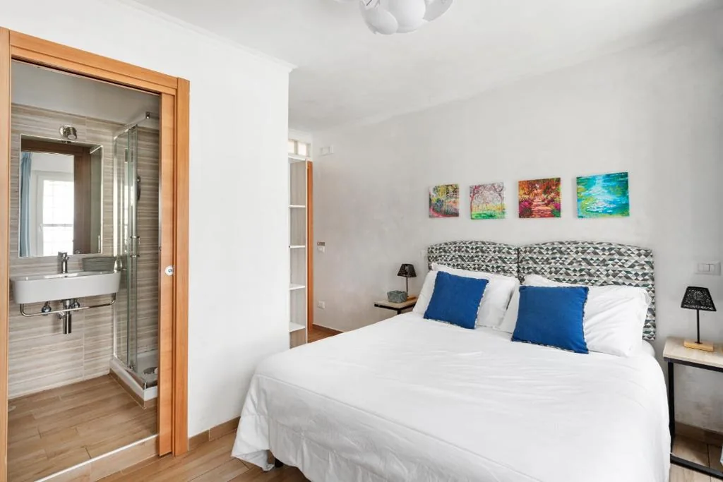 Camera Matrimoniale con Bagno Privato — Retro Guest House