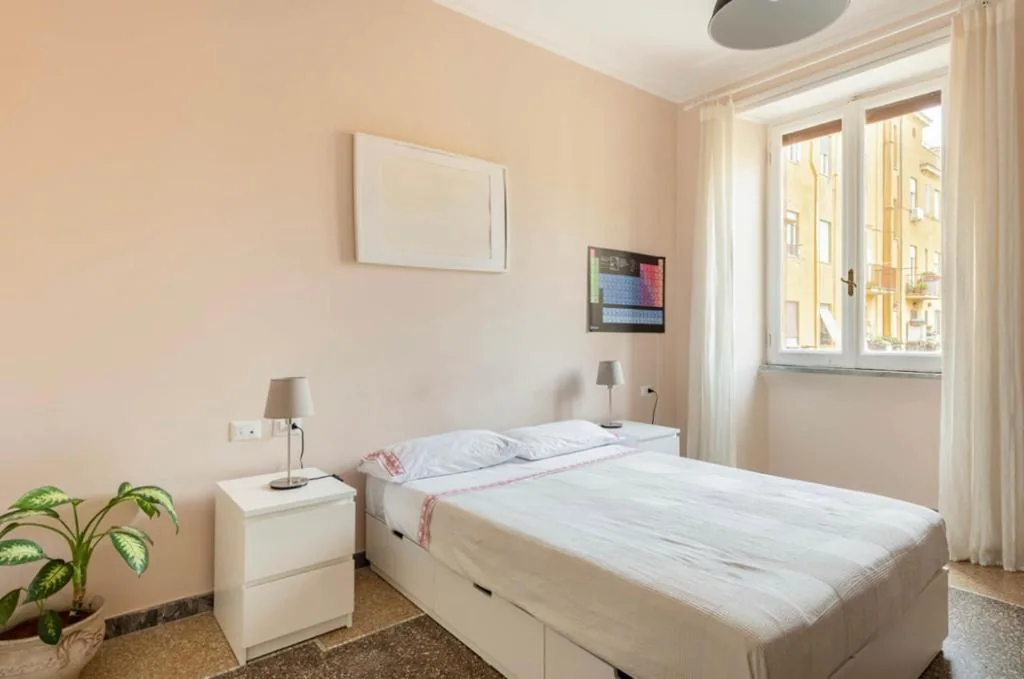 Double Room with Private Bathroom — Roma private rooms