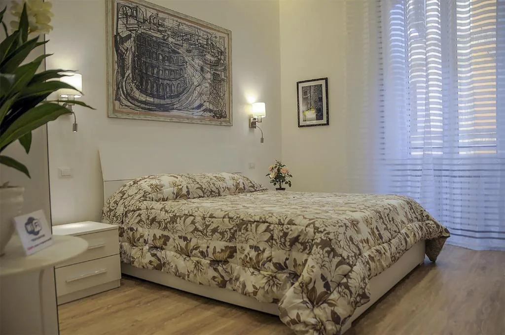 Double Room with Private Bathroom — Roma Vespahouse