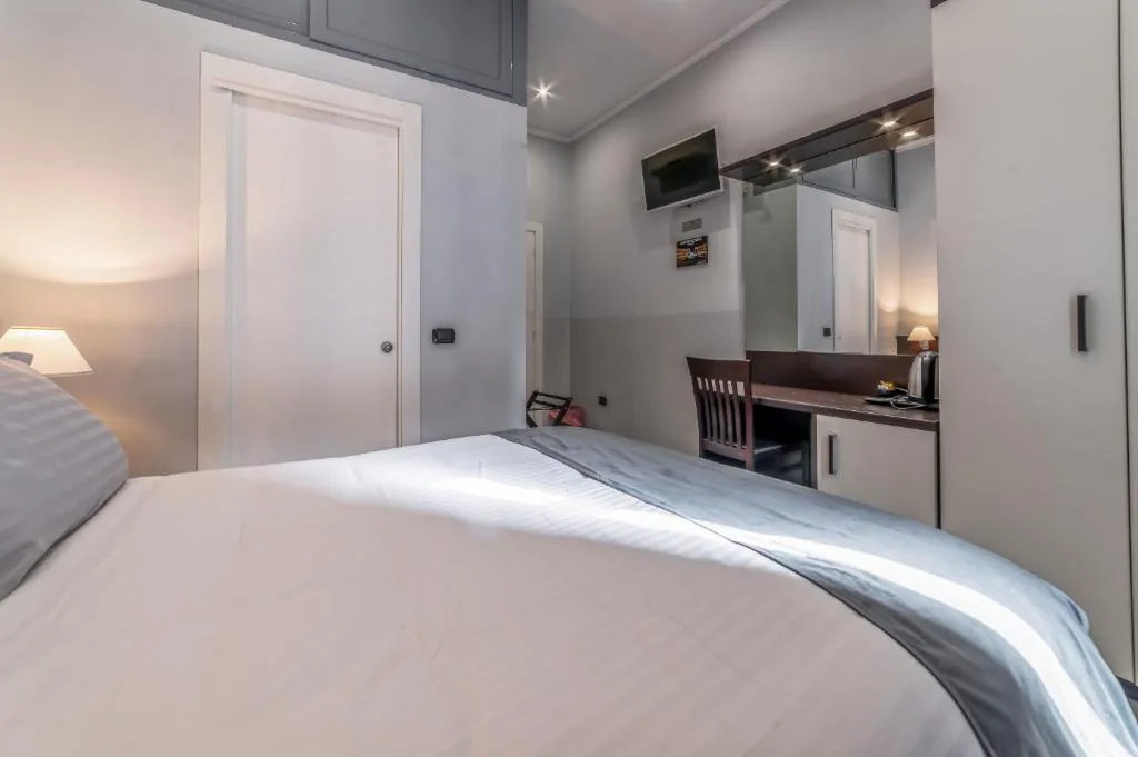 Camera Matrimoniale con Bagno Privato — Rome in Love B&B – Termini Train Station