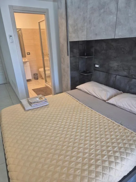 Double Room with Private Bathroom — Roxy’s Home In Rome
