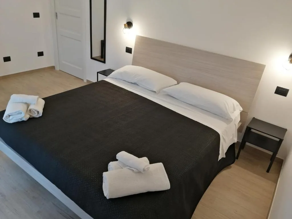 Camera Matrimoniale con Bagno Privato — Sea and Airport View