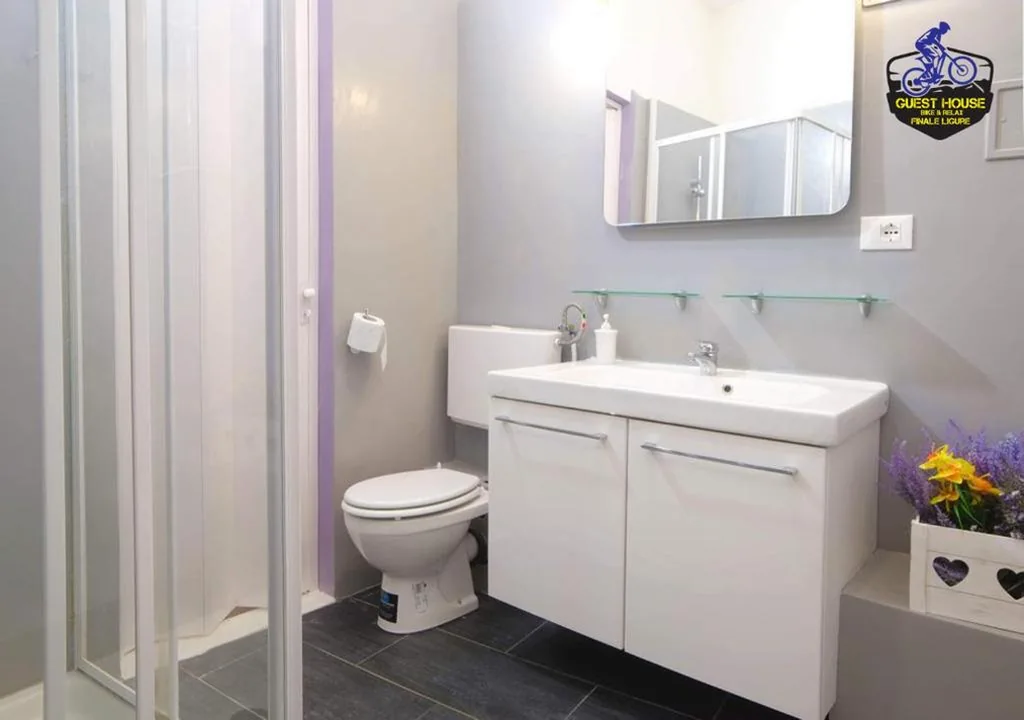 Camera Matrimoniale con Bagno Privato - senza Finestre — Guest House Bike & Relax Finale Ligure