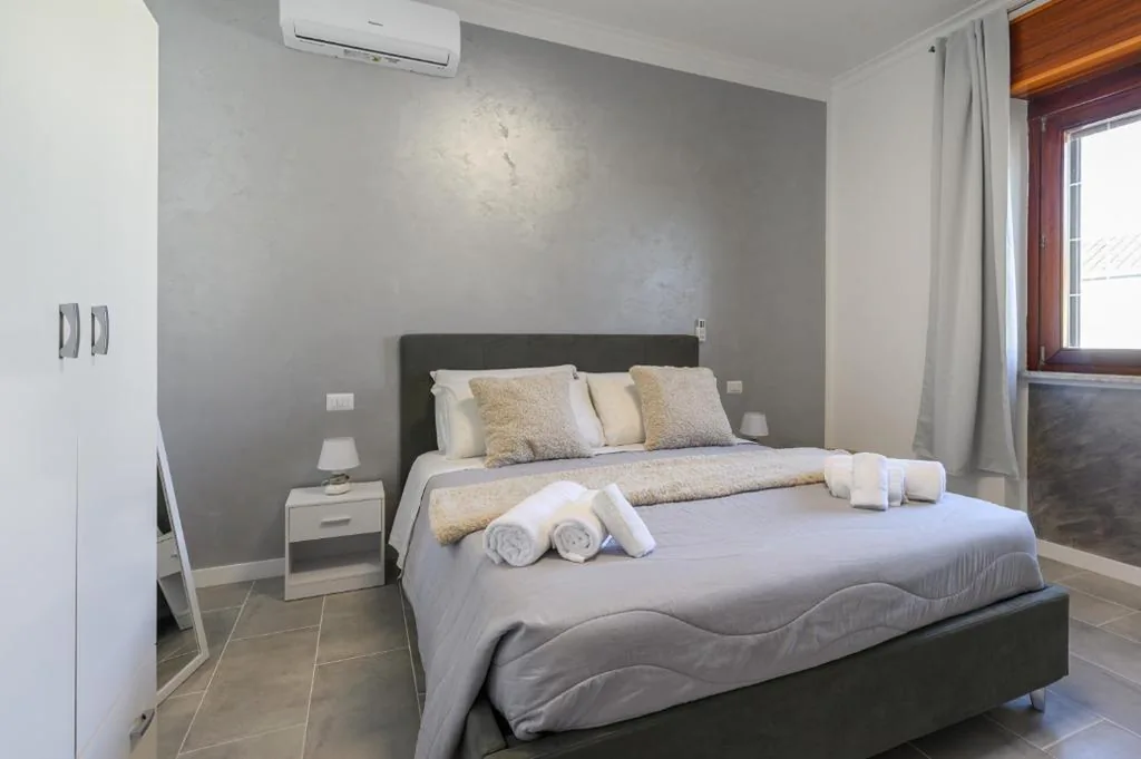 Camera Matrimoniale con Bagno Privato — Silver Nest – 9 min to Airport – Free Netflix e Wi-Fi