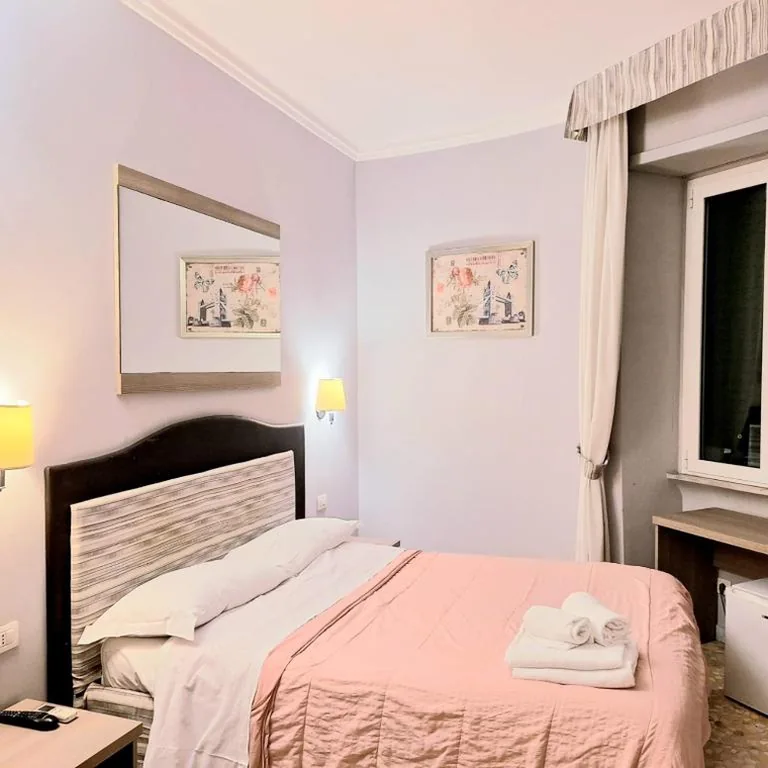 Camera Matrimoniale con Bagno Privato — St. Anthony Guest House