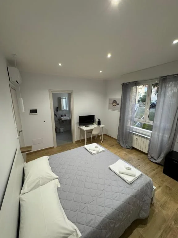 Double Room with Private Bathroom — Suite Rooms Garbatella