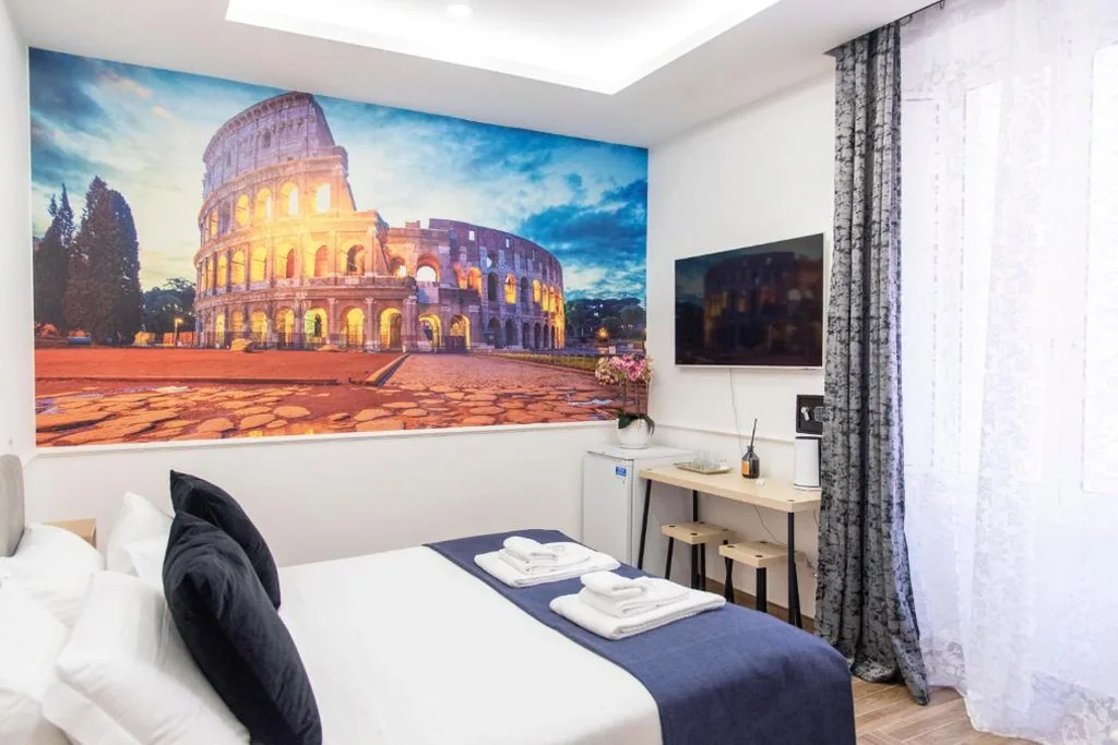 Double Room with Private Bathroom — Susy’s Guest House – Room Colosseo