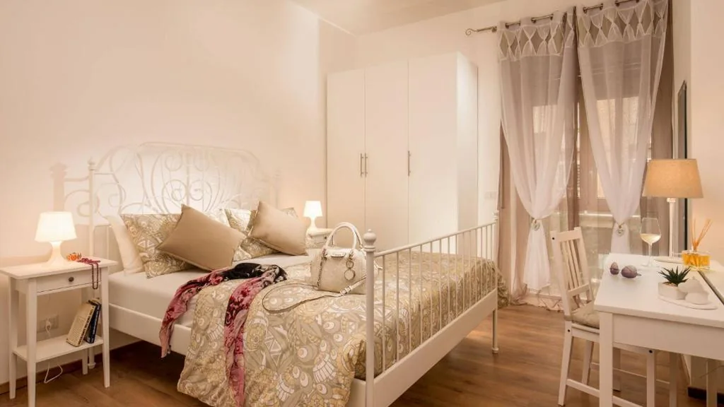 Camera Matrimoniale con Bagno Privato — Sweet home Piramide ROOMS
