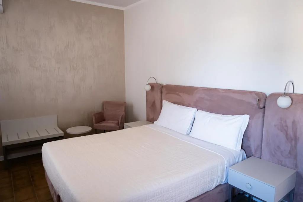 Camera Matrimoniale con Bagno Privato — The Gate 441 Rooms