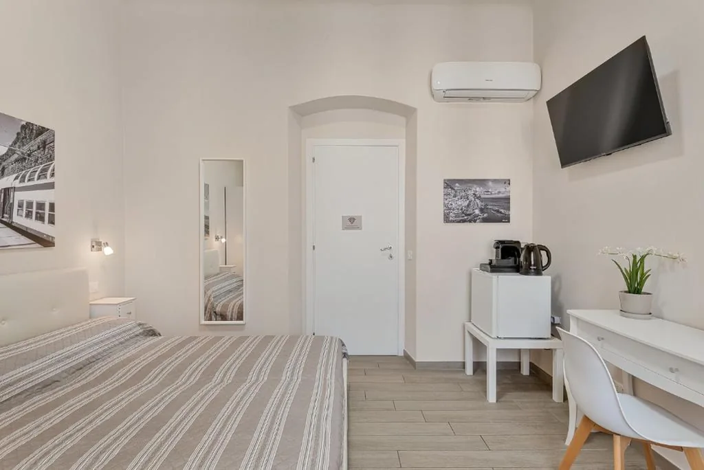 Camera Matrimoniale con Bagno Privato — The Old Station Rooms