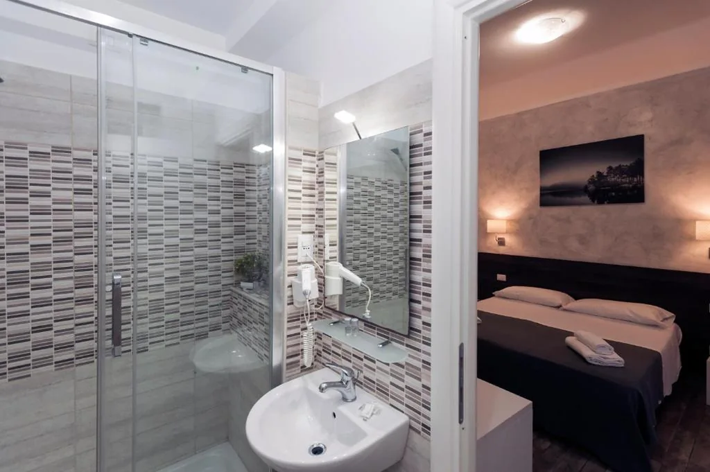 Camera Matrimoniale con Bagno Privato — TIBURTINA INN GUEST HOUSE