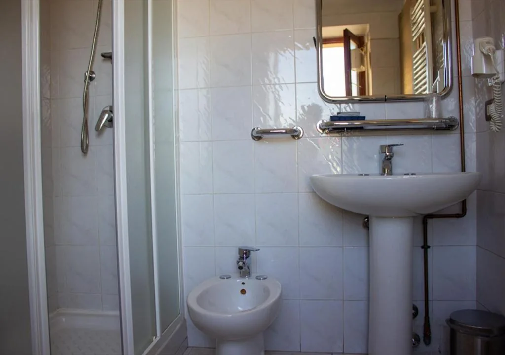 Camera Matrimoniale con Bagno Privato — Trattoria Due Citroni