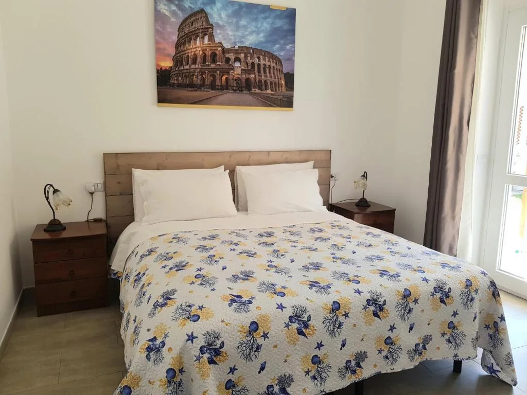 Double Room with Private Bathroom — un passo dal mare