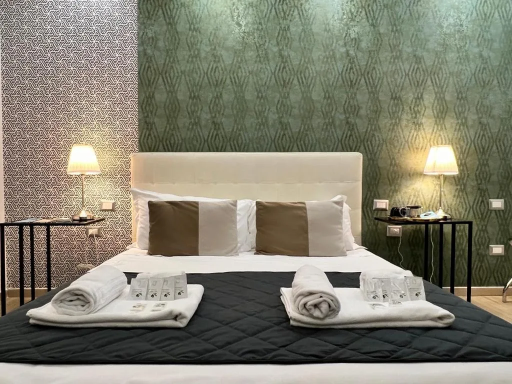 Camera Matrimoniale con Bagno Privato — VATICAN LUXURY SUITE