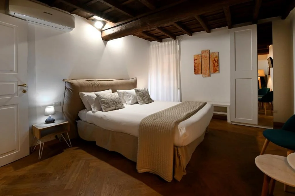 Double Room with Private Bathroom — Vicolo 22 – Residenze Romanae