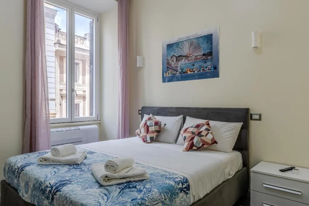 Double Room with Private Bathroom — Viktoria House Rome