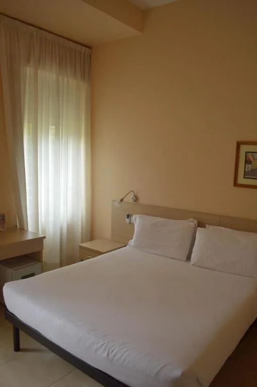 Camera Matrimoniale con Bagno Privato — Villa Riari Garden