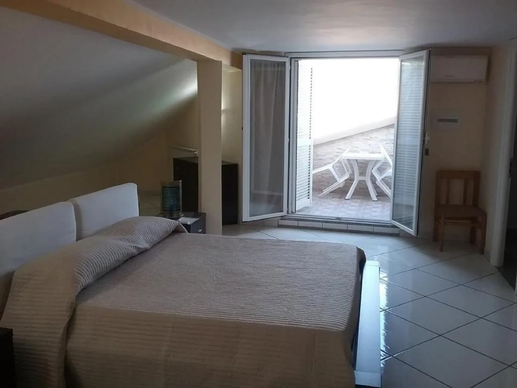 Double Room with Private Bathroom — Villa Sara B&B