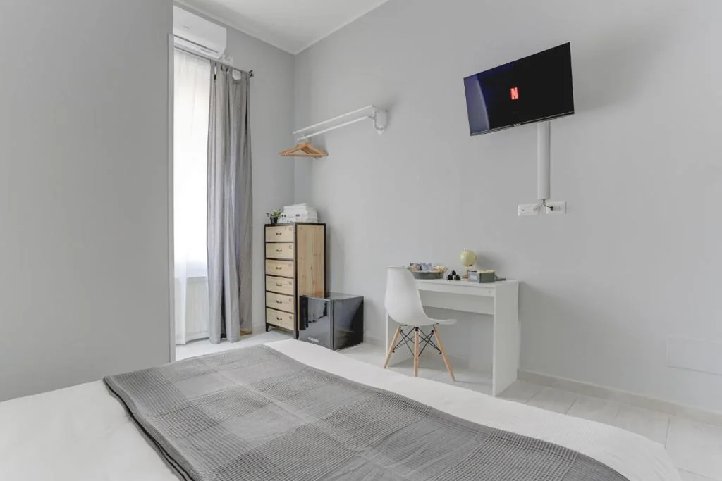 Double Room with Private Bathroom — Voyager House Termini – Home and More