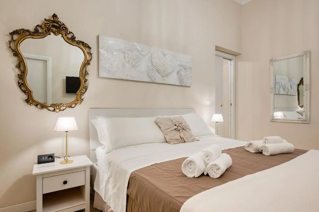 Camera Matrimoniale con Bagno Privato — Your House Rooms