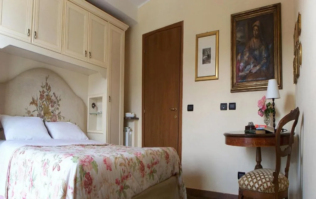 Camera Matrimoniale con Balcone (2 Adulti + 1 Bambino) — La tana del tasso Ventimiglia