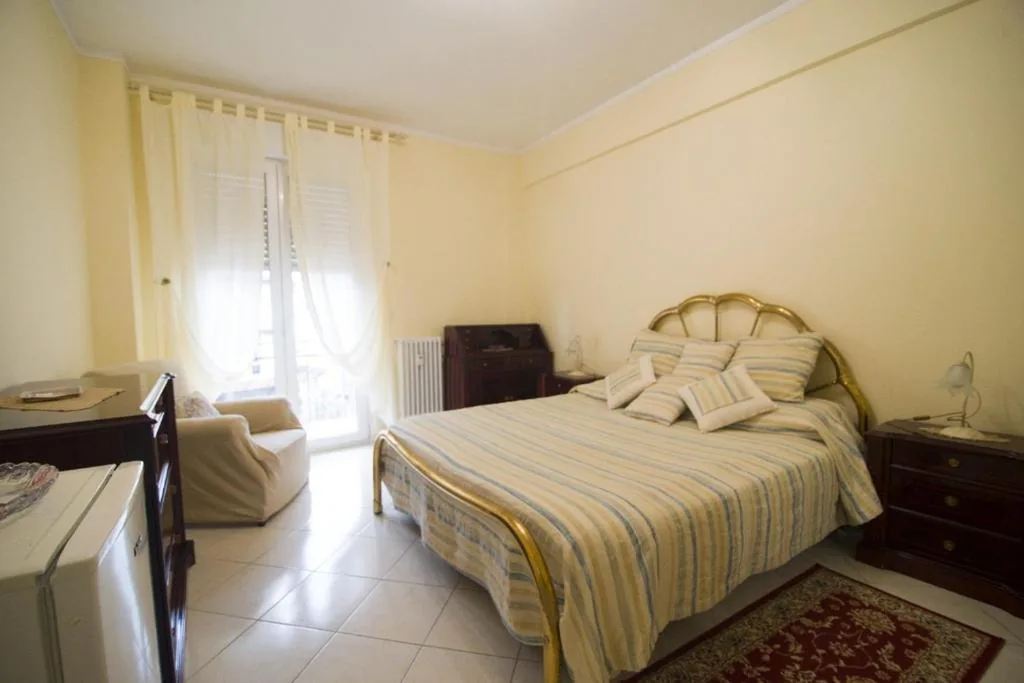 Camera Matrimoniale con Balcone (2 Adulti + 1 Bambino) — Luminose Camere a San Martino
