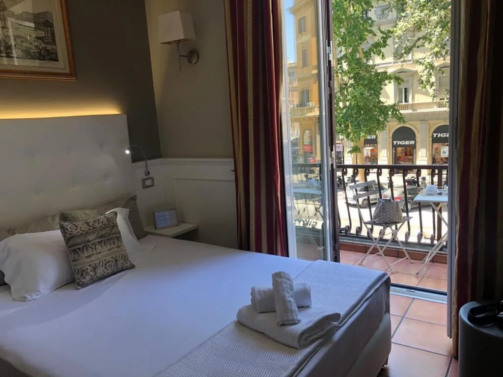 Camera Matrimoniale con Balcone — 207 Inn