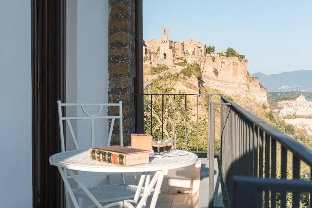 Camera Matrimoniale con Balcone — Acqua di Civita Beauty & Rooms IL PONTE