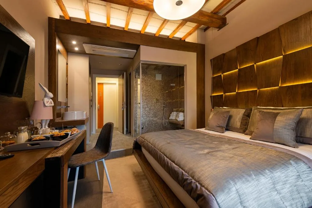 Double Room with Balcony — Ara di Marte Suites