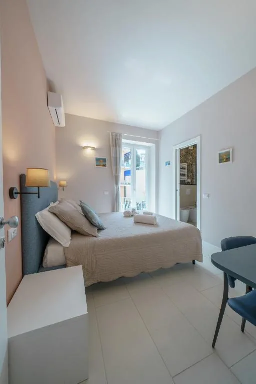 Camera Matrimoniale con Balcone — B&B Lerici Al Mare