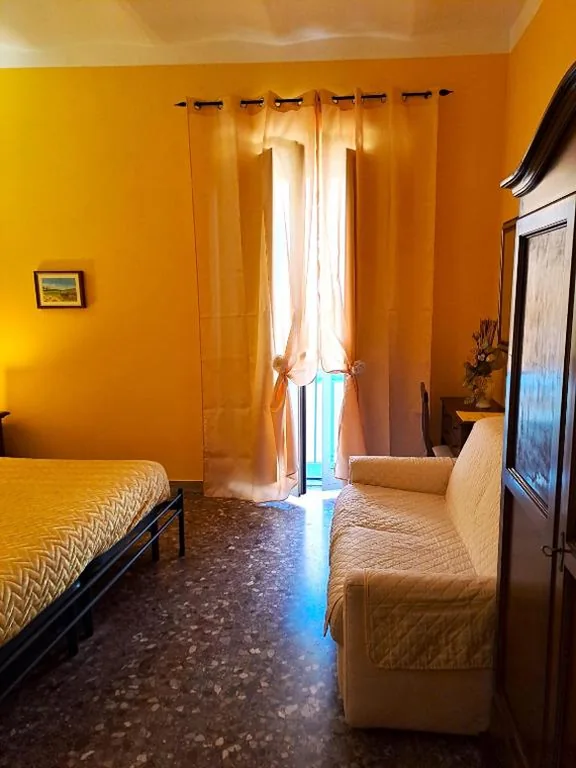 Camera Matrimoniale con Balcone — Bed And Breakfast Camere Primavera