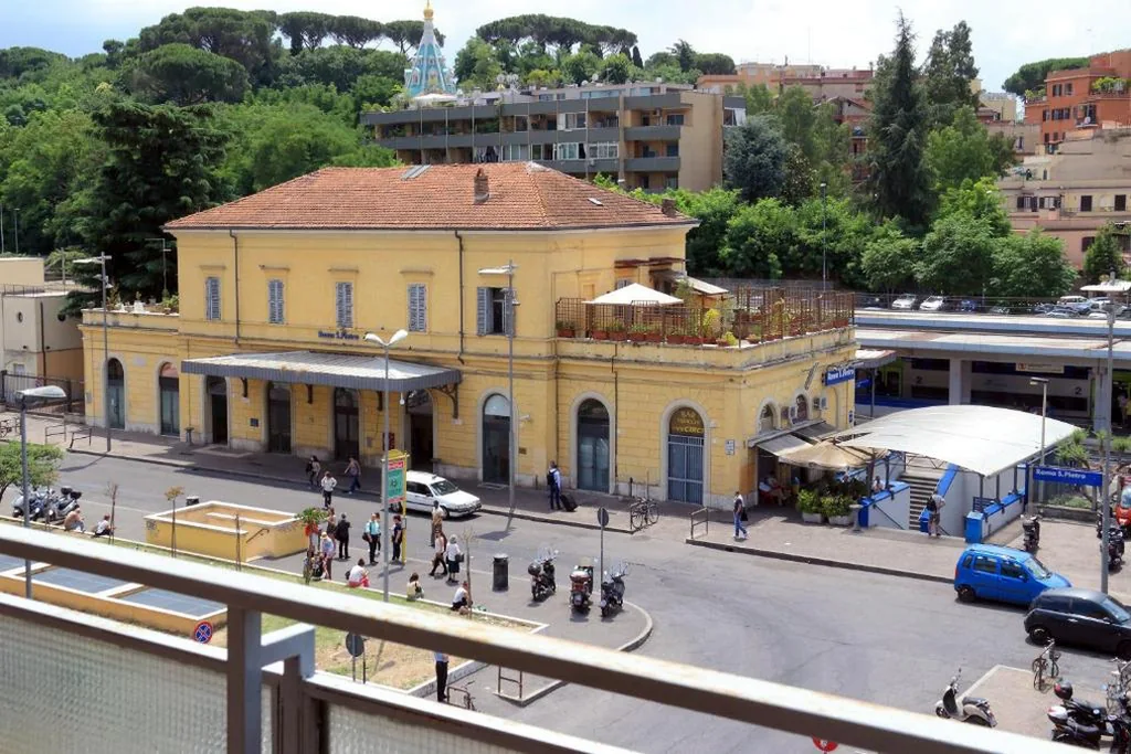 Camera Matrimoniale con Balcone — Bed and Breakfast La Stazione Del Vaticano