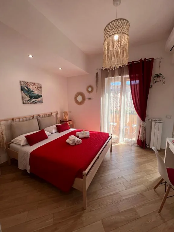 Camera Matrimoniale con Balcone — Casa Dharma Guest House