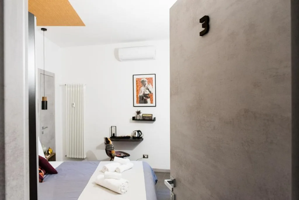 Camera Matrimoniale con Balcone — COLOSSEUM MUSIC DESIGN Guest House